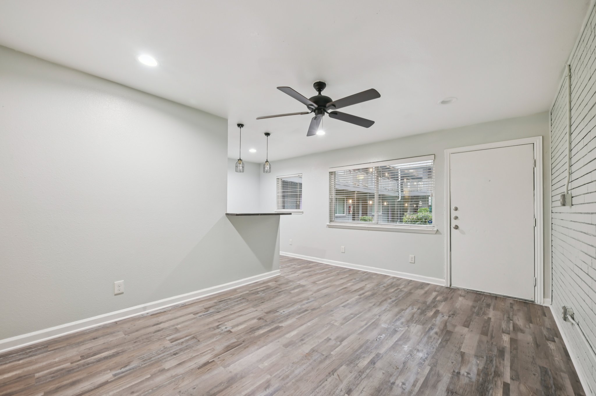 Gaston Ave 107-S1001-002.jpg