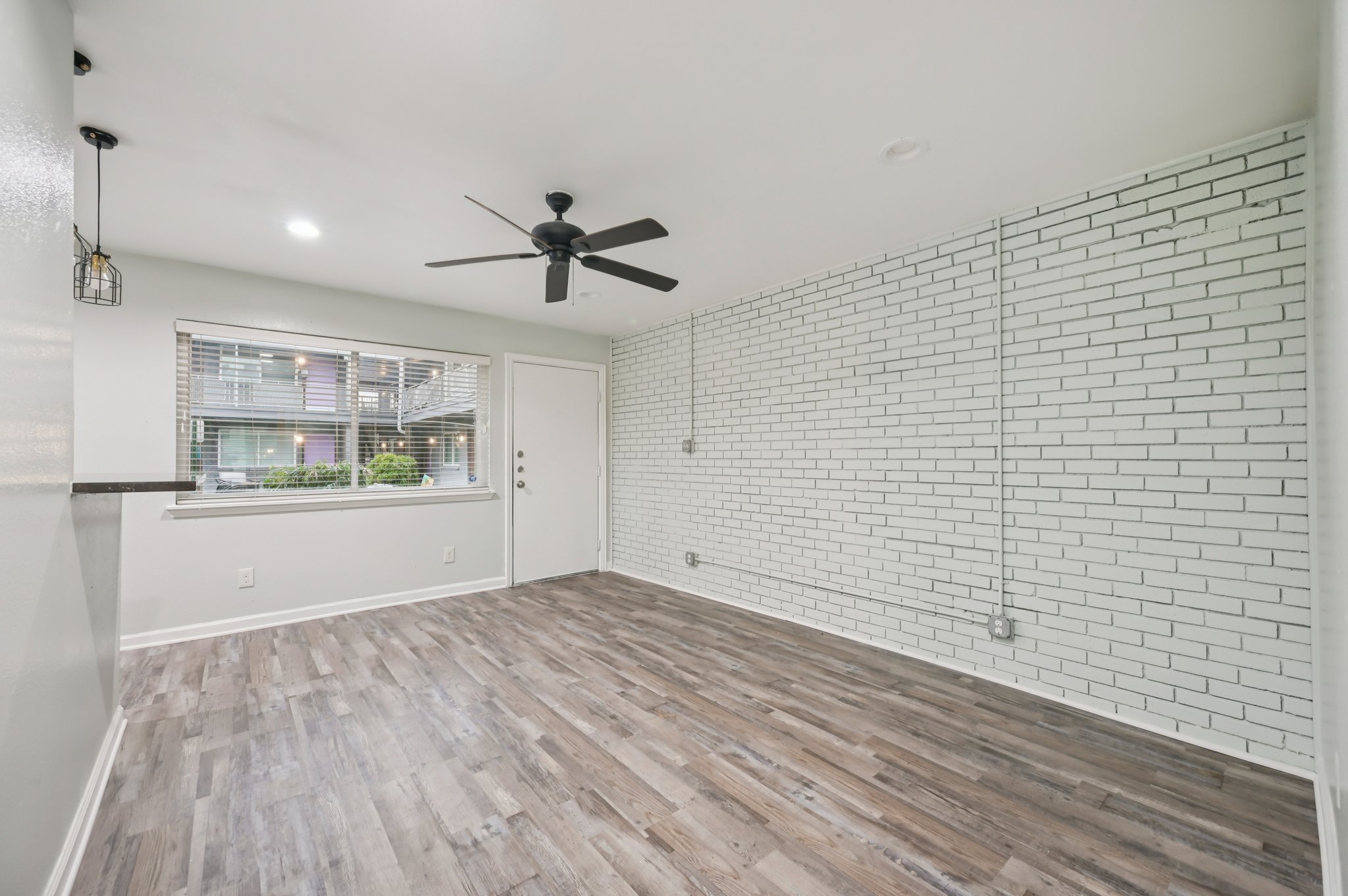 Gaston Ave 107-S1001-004.jpg