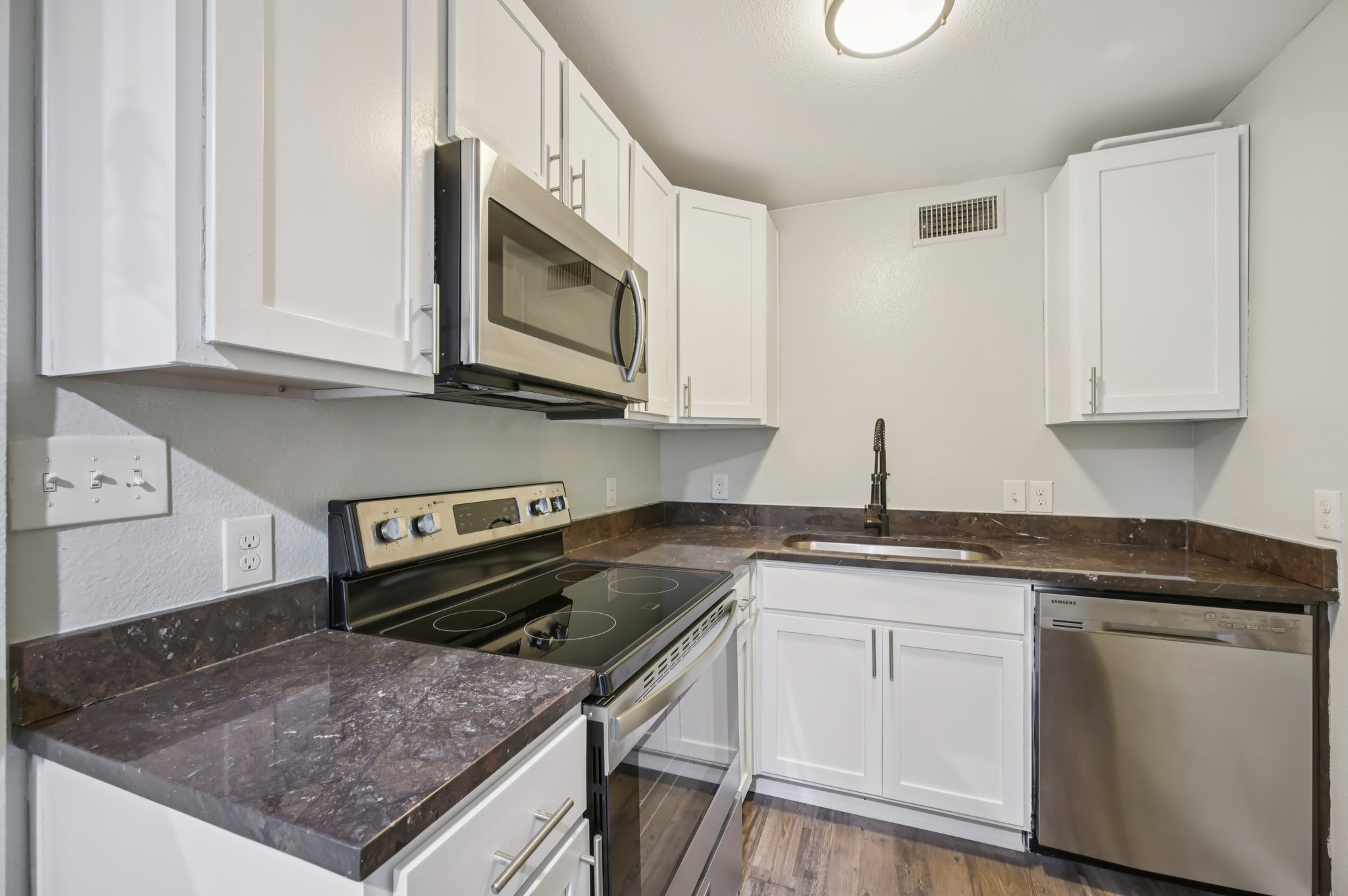Gaston Ave 107-S1001-006.jpg