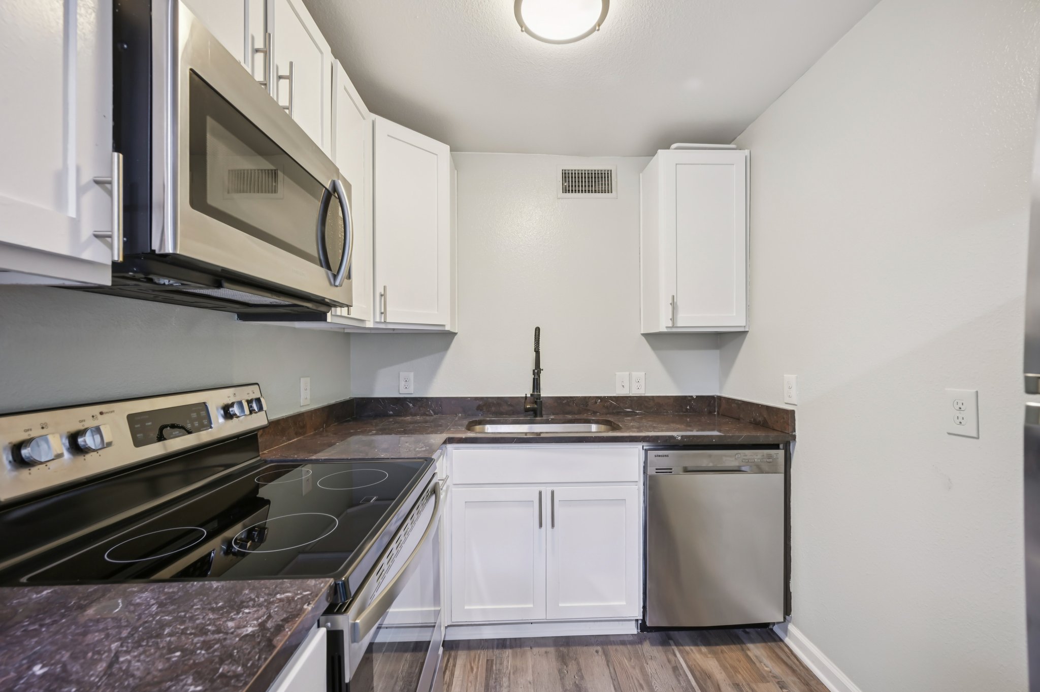 Gaston Ave 107-S1001-007.jpg