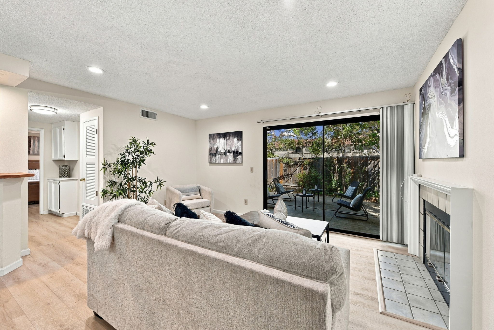 004_F8_4943 Conway Terrace