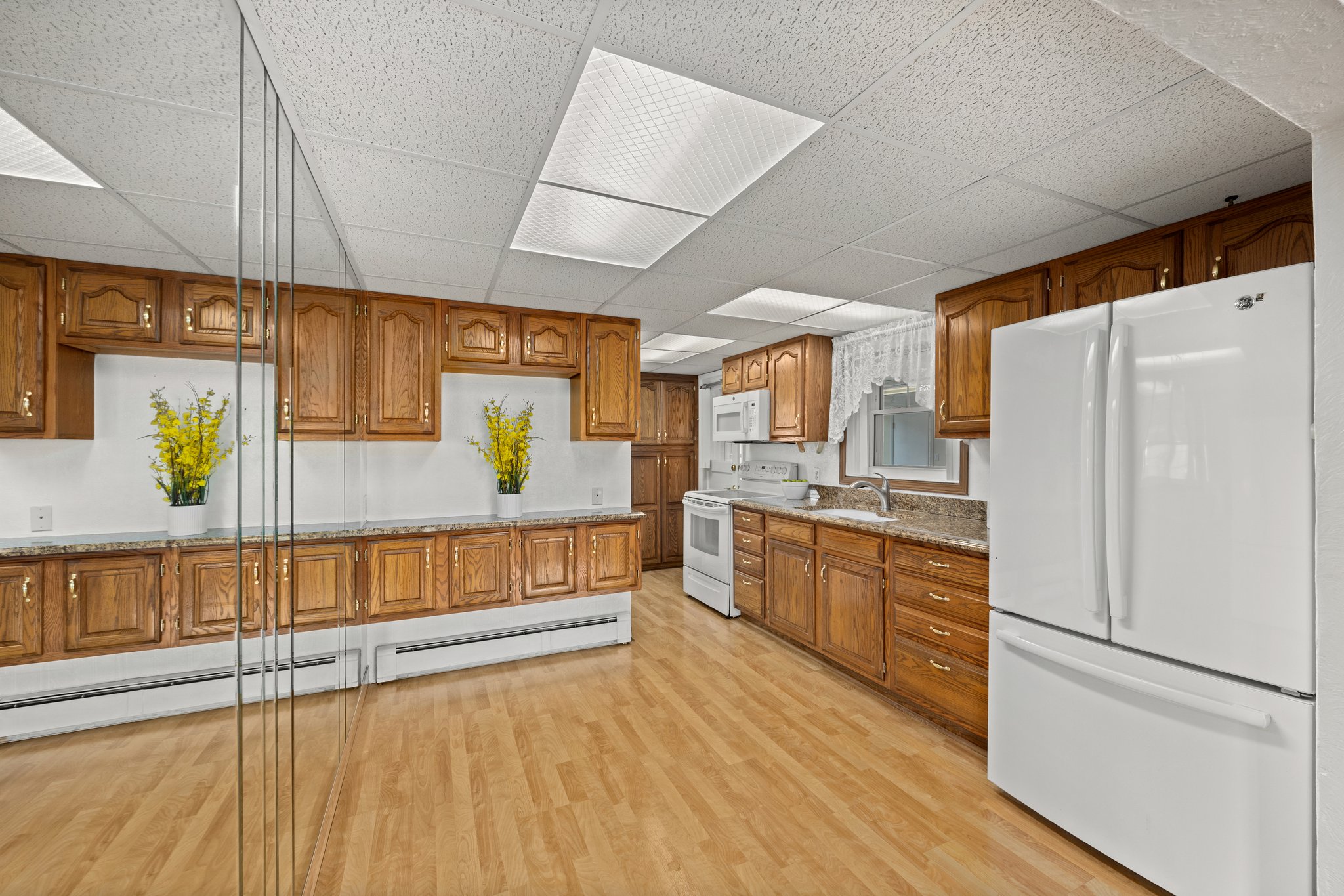 Kitchen~ Hardwood Floors~ Lots of Cabinet Space