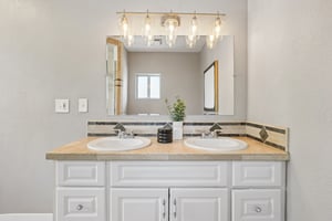 Cornwall Dr-S1206-027.jpg