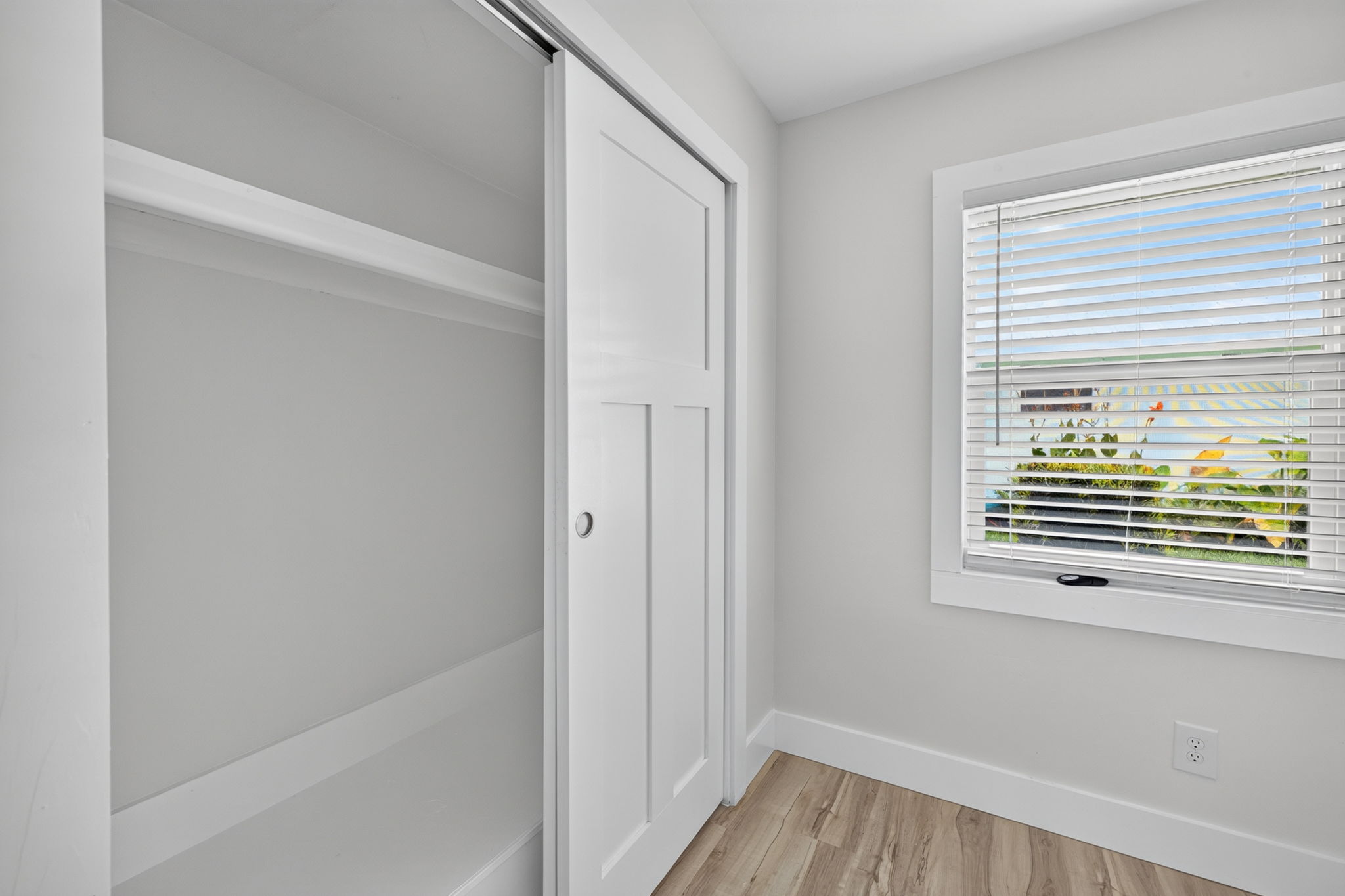 Guest Bedroom 2 - Closet