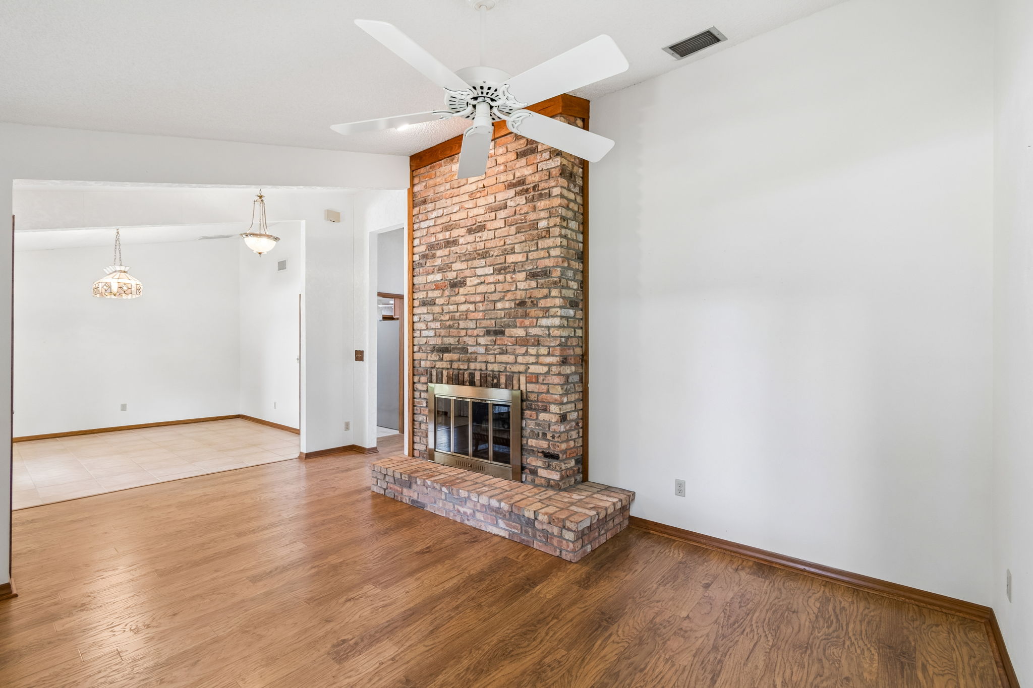 Mohawk wood laminate flooring in living room