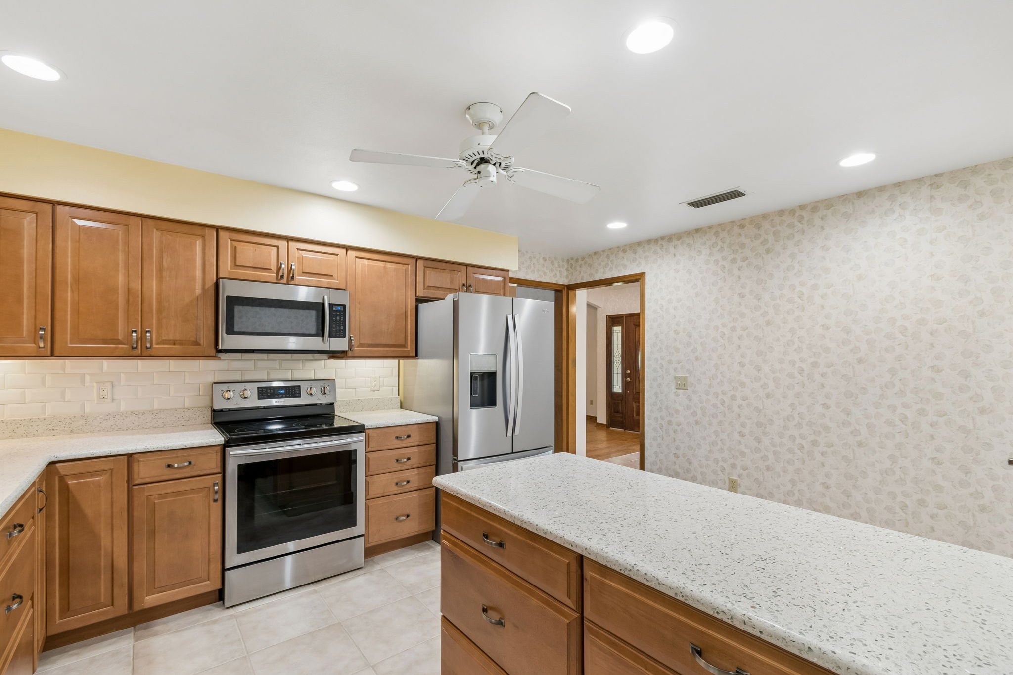 Tiled backsplash and undercabinet lighting