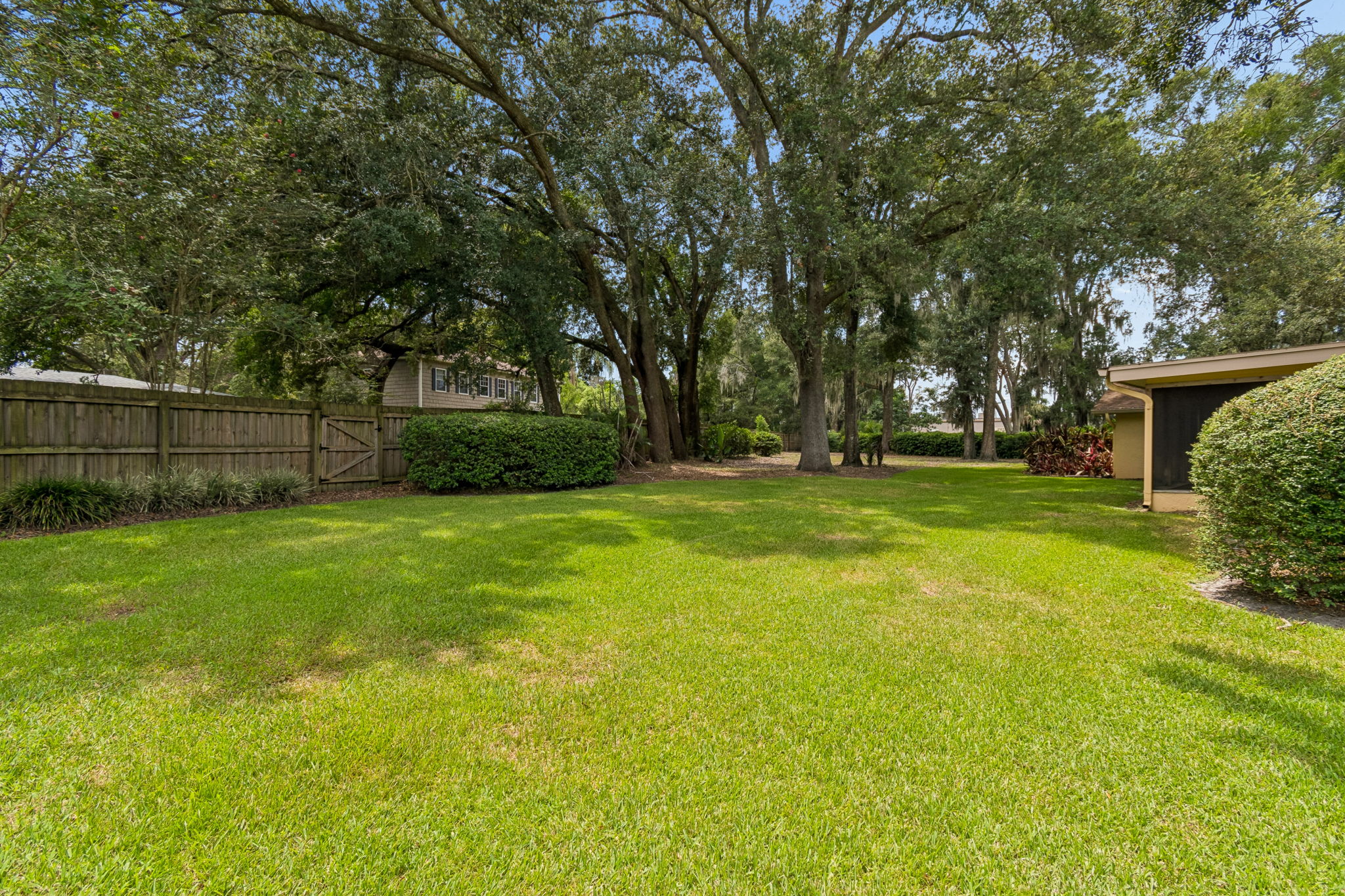 Huge fully fenced backyard