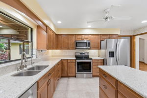 Kitchen/Breakfast Area