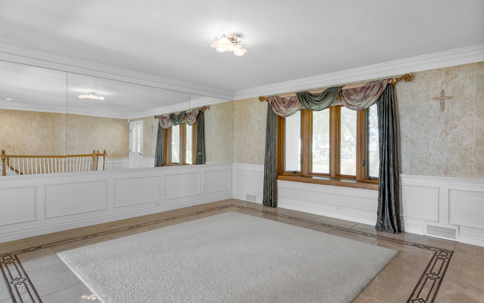 DR w/marble & inlaid carpeting