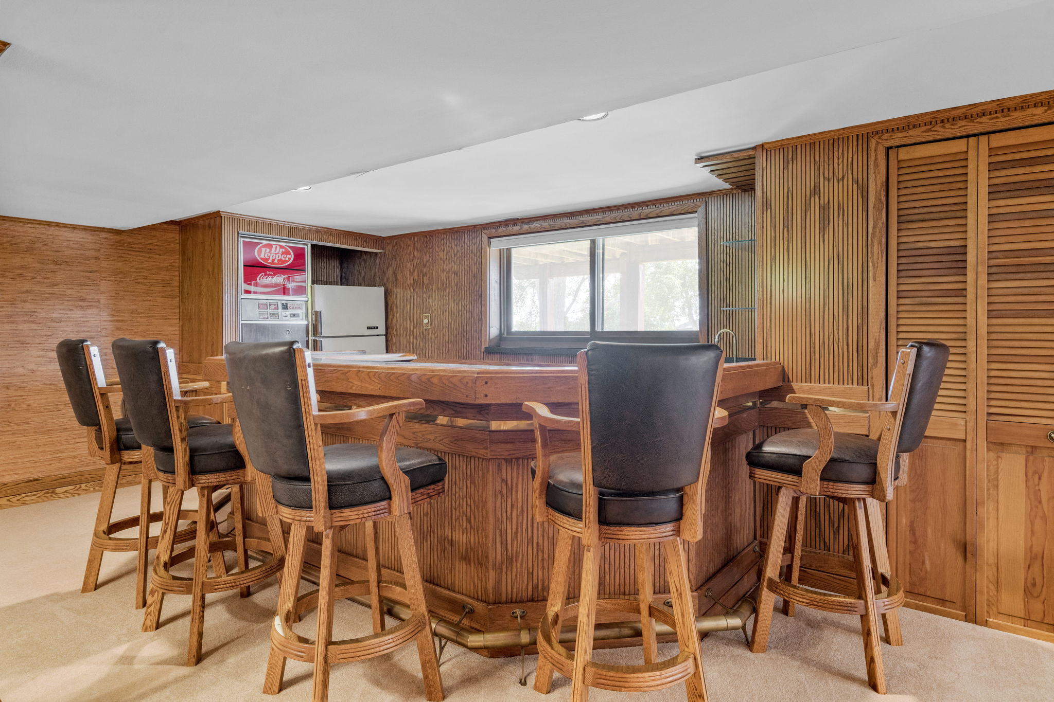 Great wet bar for entertaining family and friends!
