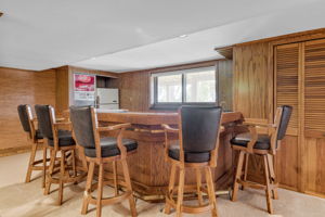 Great wet bar for entertaining family and friends!