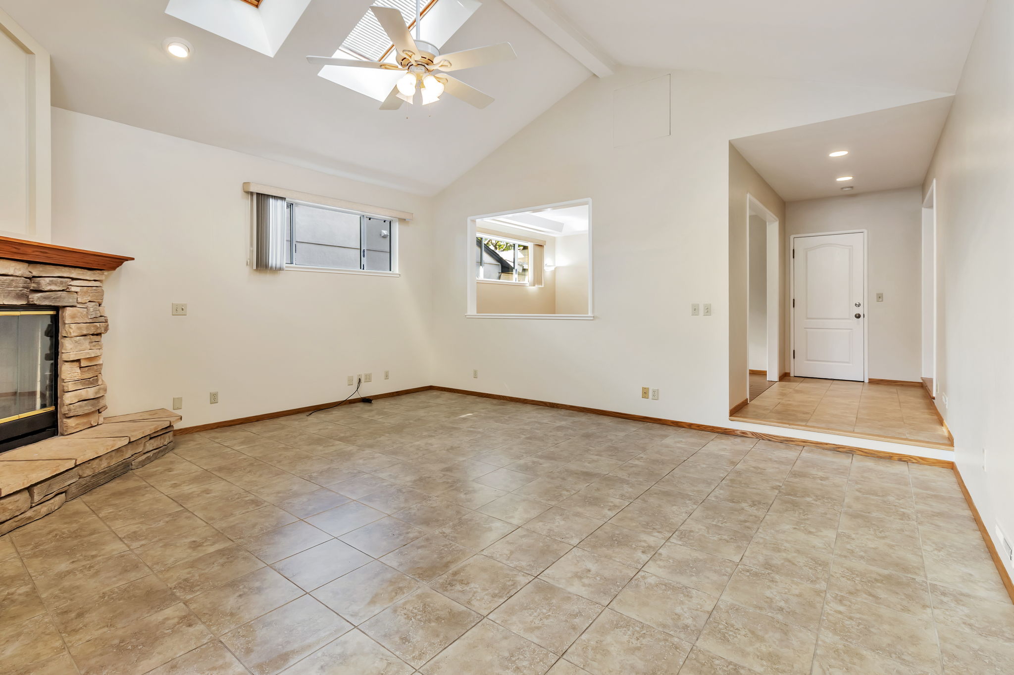 011_4977 Evans Ave