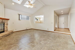 011_4977 Evans Ave