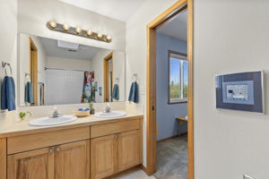 Jack and Jill full bathroom between two upstairs bedrooms