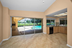 Kitchen Eat-in Area3
