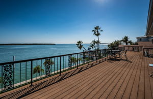 Upper Level Master Bedroom Balcony4