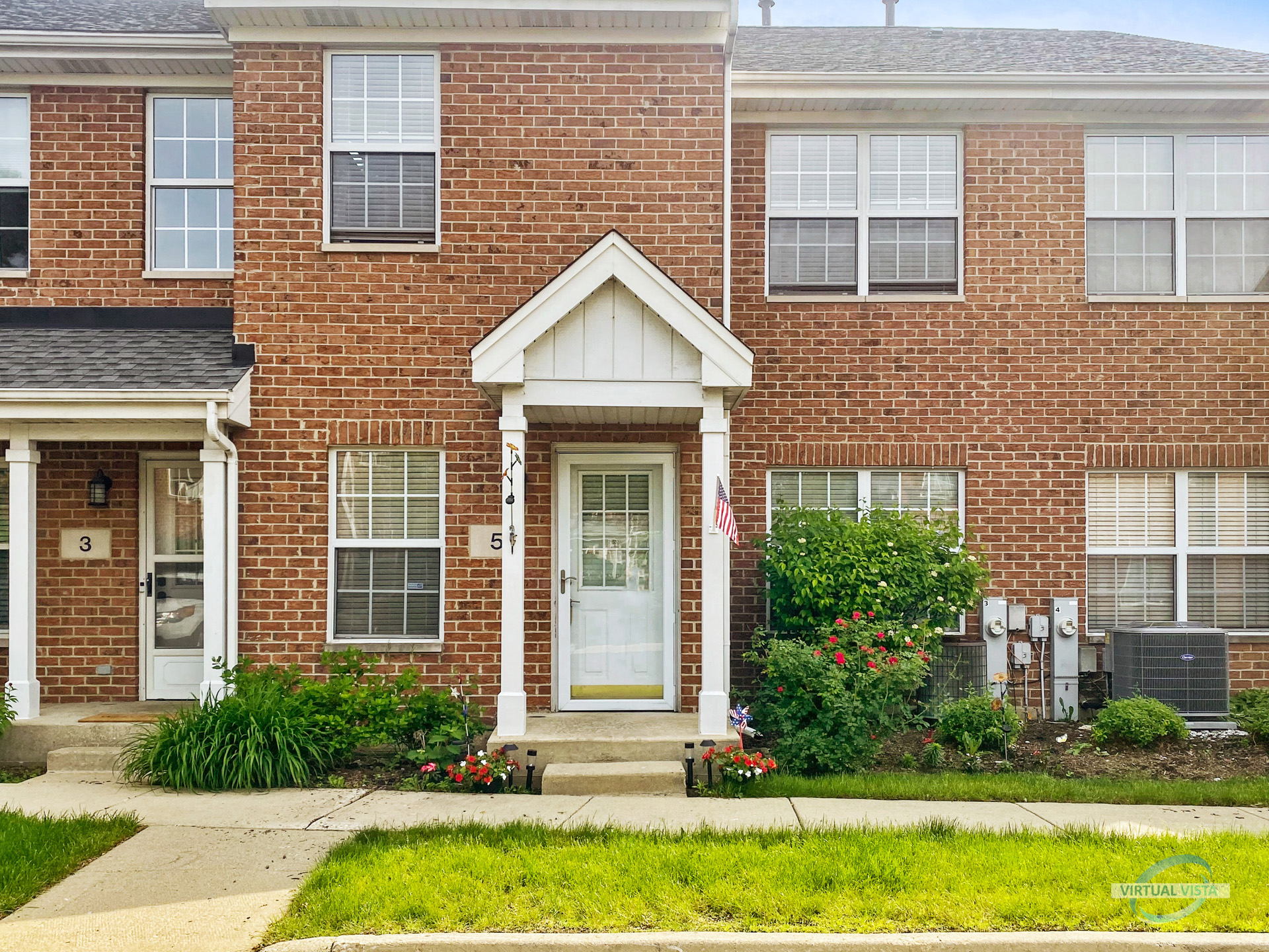 5 Astoria Ct, Elmhurst, IL 60126 Virtual Vista, LLC