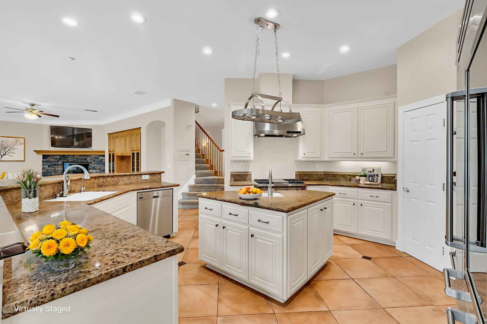 DSC07278 virtually staged.jpeg