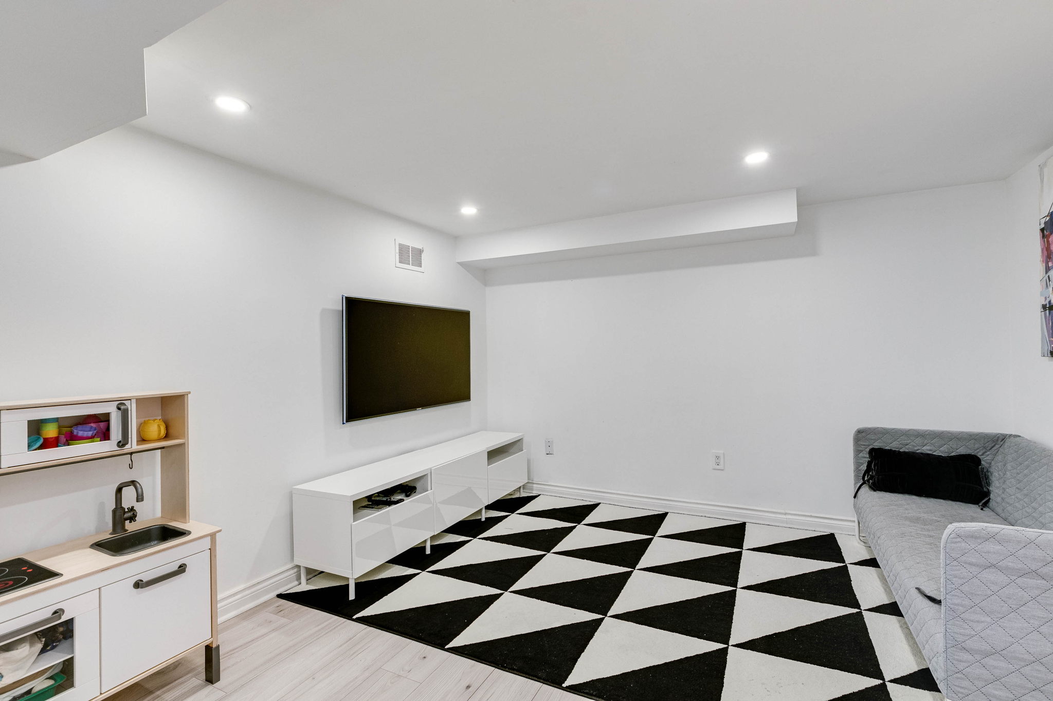 Toronto property showcase — delivered property photograph 28