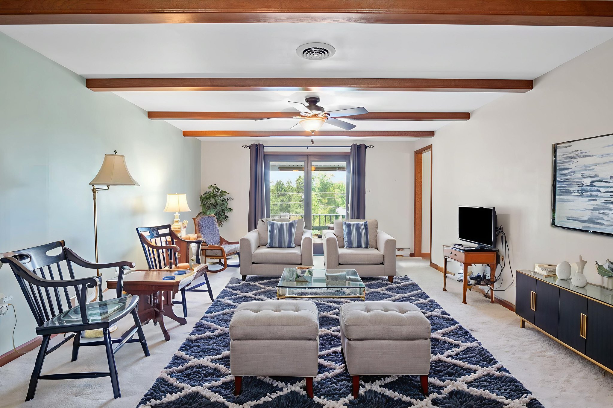 DSC00575 virtually staged.jpeg