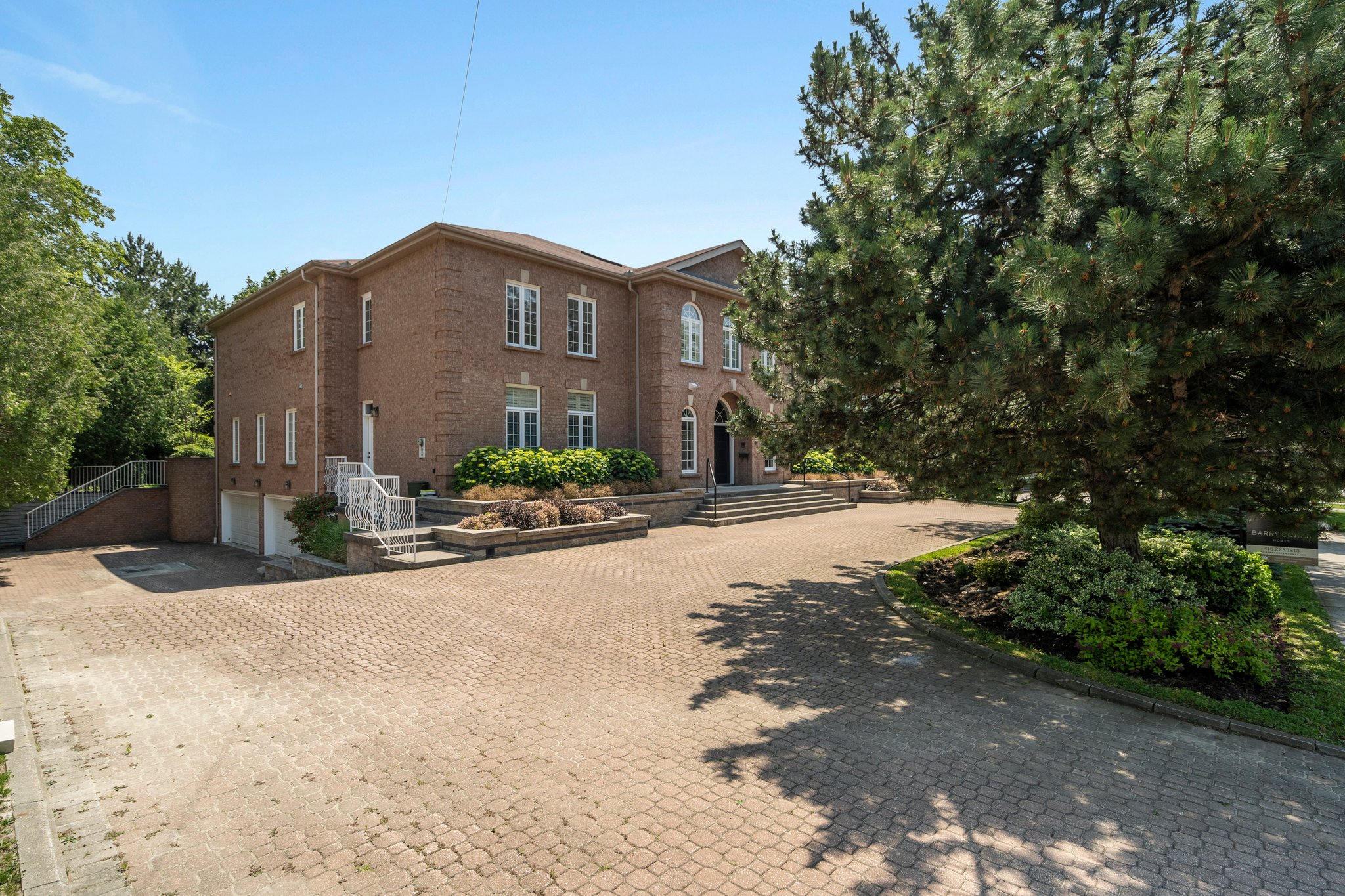 5 Sandfield Rd Toronto, ON M3B 2B6