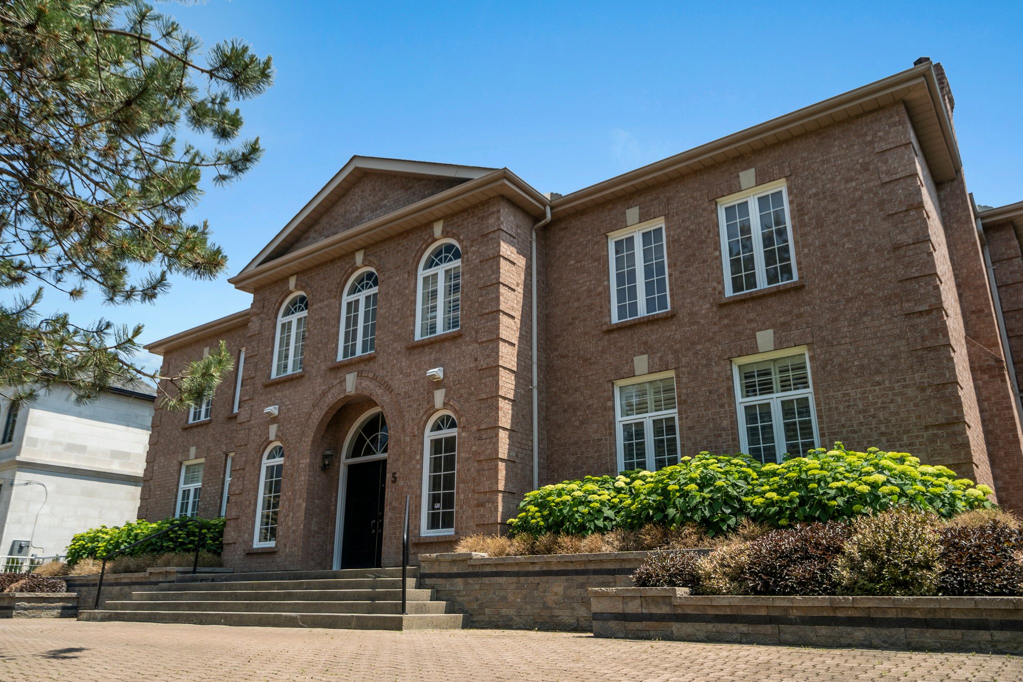 5 Sandfield Rd Toronto, ON M3B 2B6