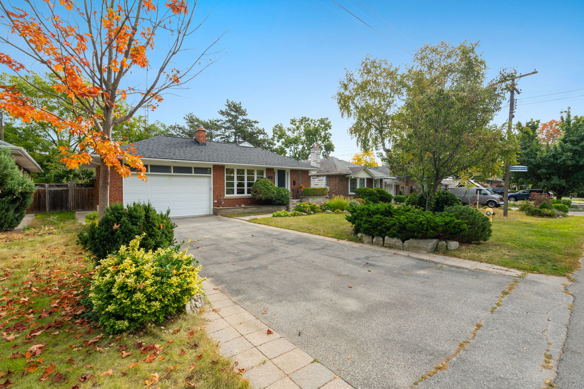 5 Sevenoaks Ave Toronto, ON M8Z 3P6