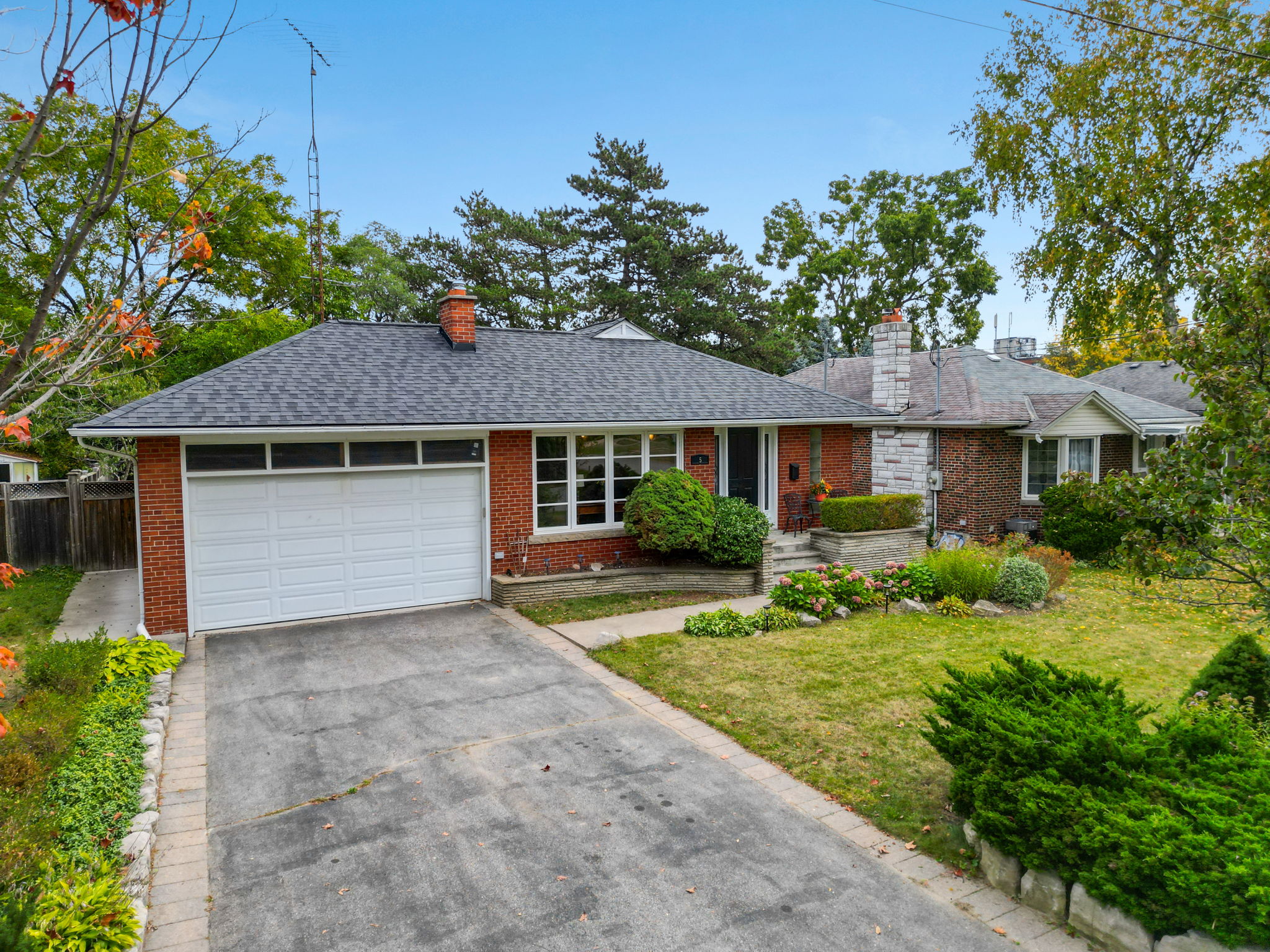 5 Sevenoaks Ave Toronto, ON M8Z 3P6