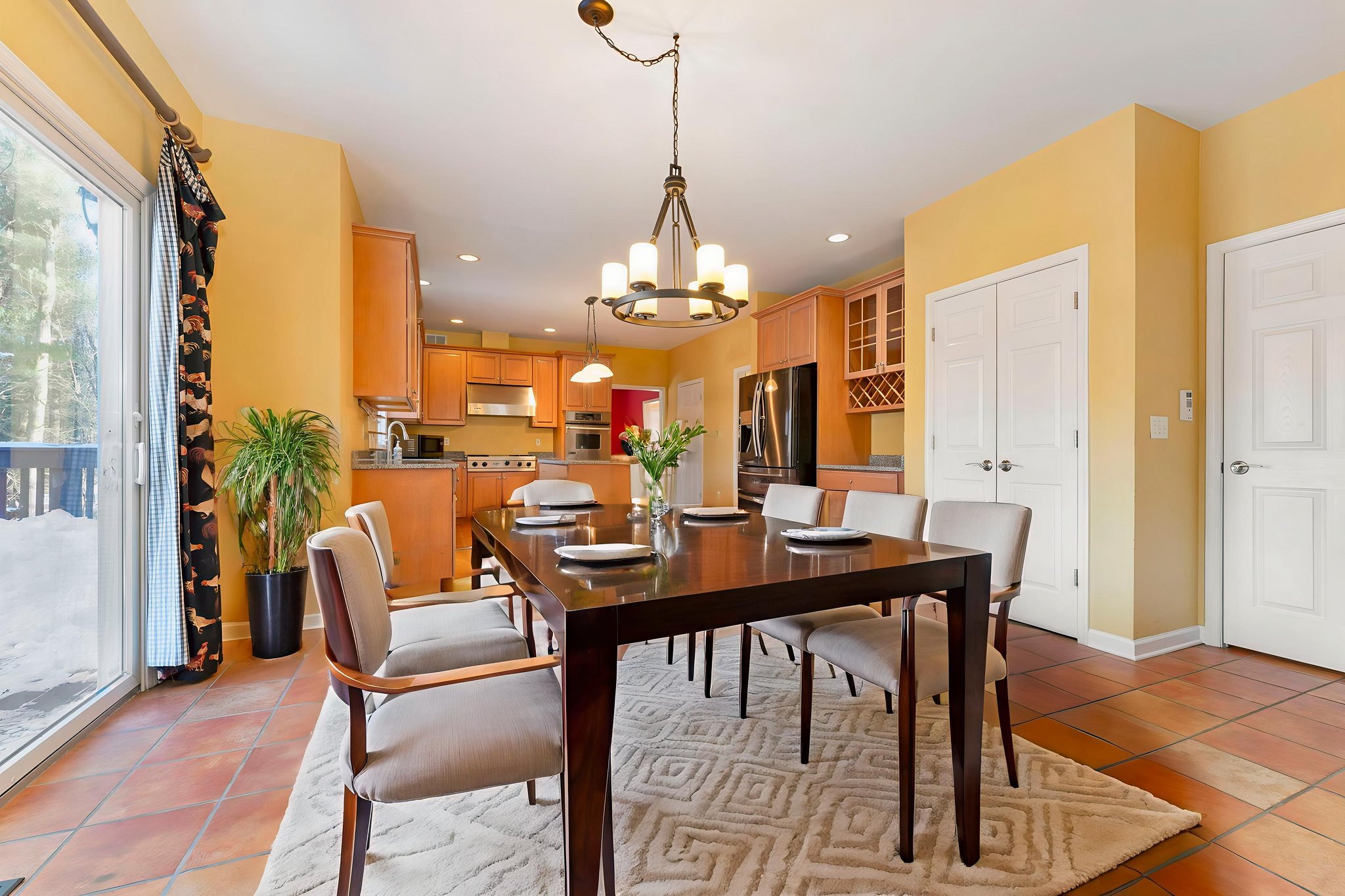 DSC00063 virtually staged.jpeg