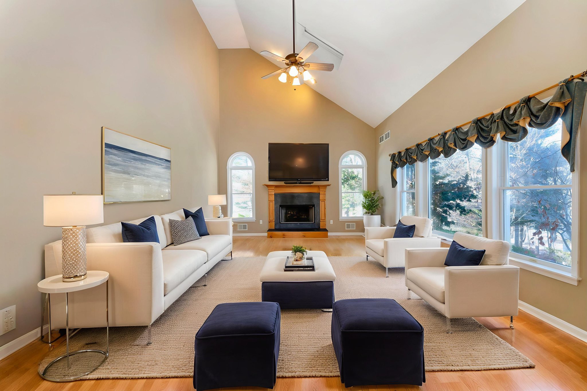 DSC00068 virtually staged.jpeg