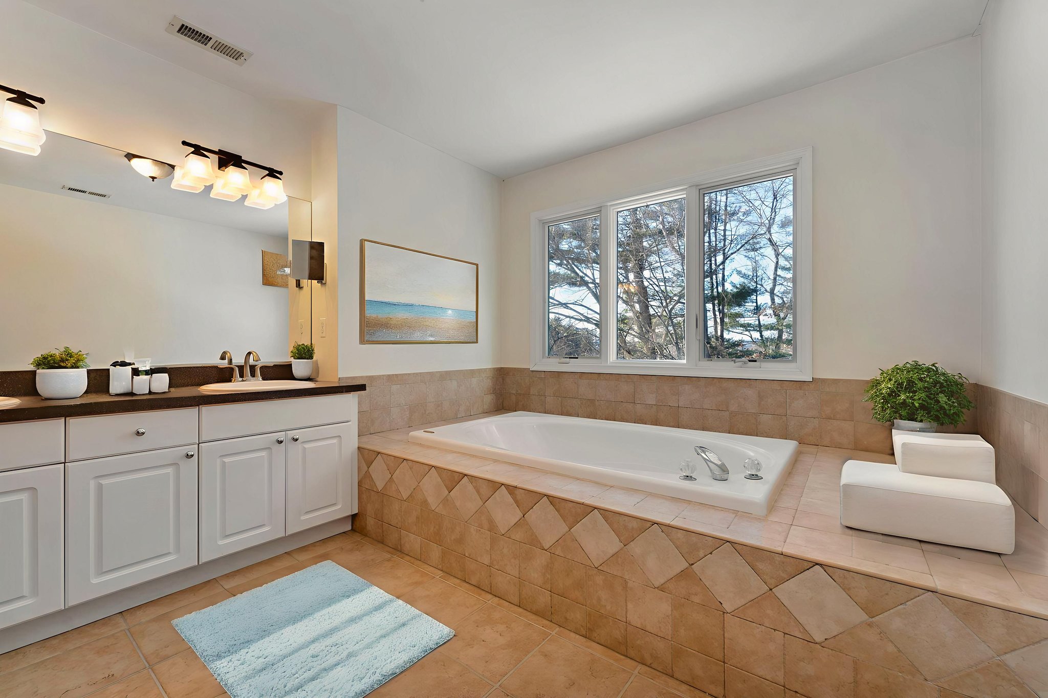 DSC00119 virtually staged.jpeg