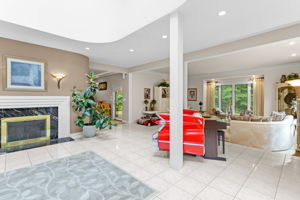 ENTRANCE WITH FIREPLACE