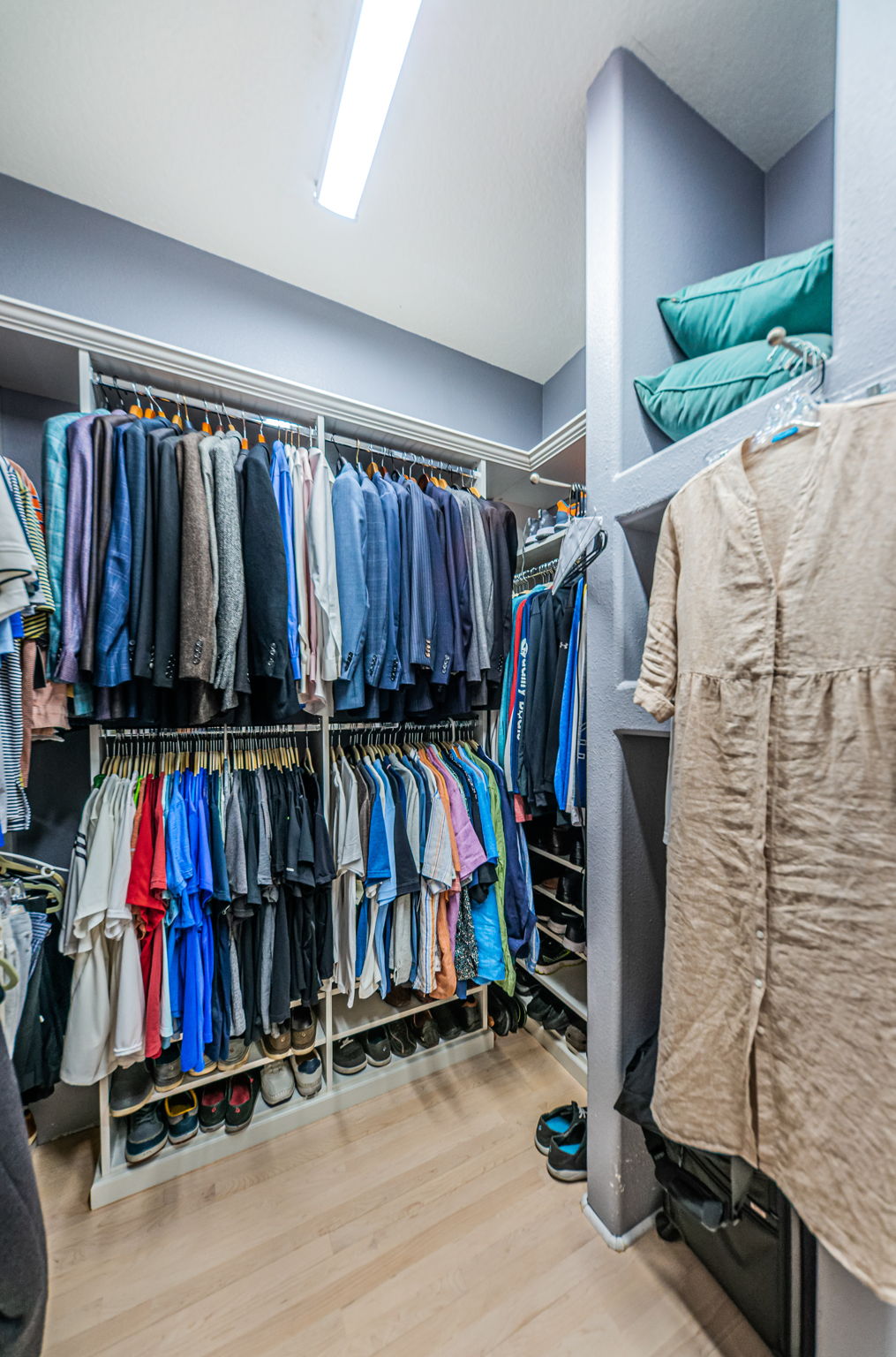 Master Bedroom Walk-in Closet1c