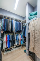 Master Bedroom Walk-in Closet1c
