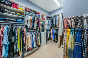 Master Bedroom Walk-in Closet1b