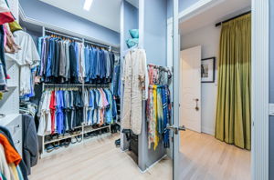 Master Bedroom Walk-in Closet1d