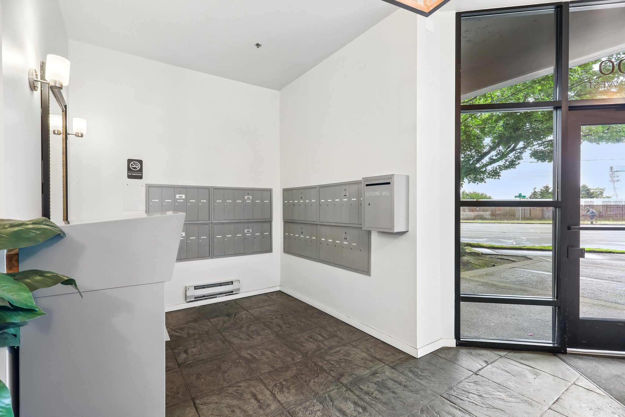 Elliott Ave W 405-S2705-003.jpg