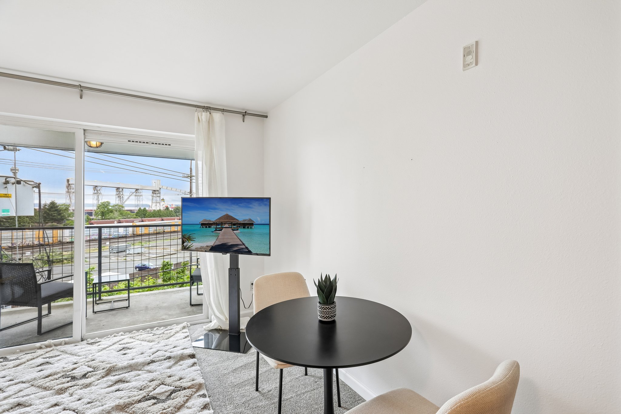 Elliott Ave W 405-S2705-012.jpg