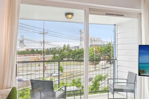 Elliott Ave W 405-S2705-010.jpg