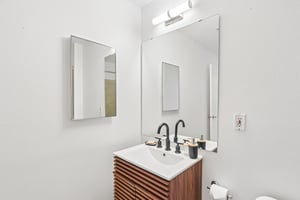 Elliott Ave W 405-S2705-021.jpg