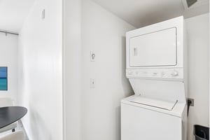 Elliott Ave W 405-S2705-024.jpg