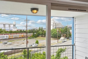 Elliott Ave W 405-S2705-030.jpg