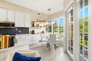 Modern Eat-In Kitchen