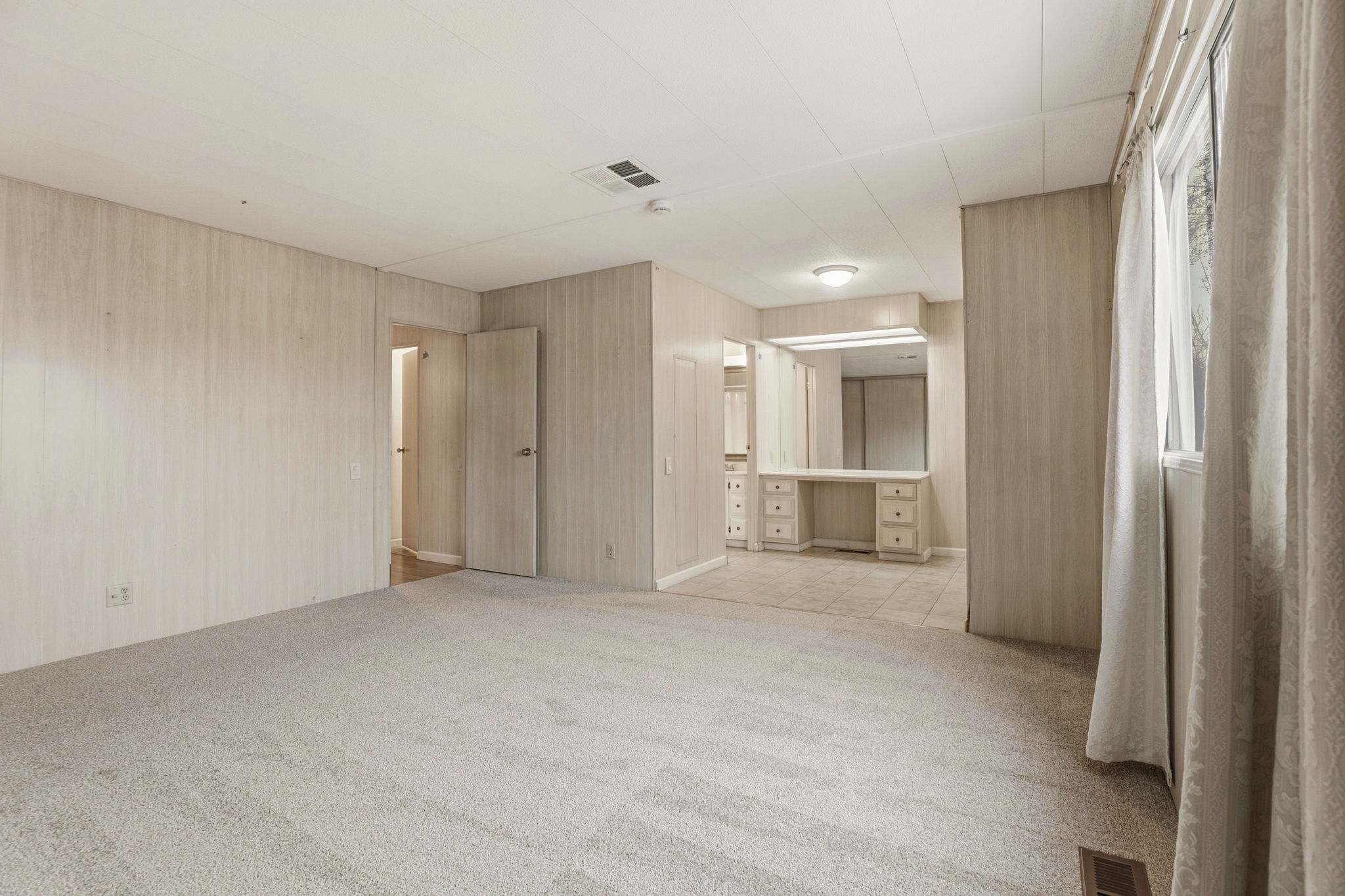 Primary with Ensuite bathroom