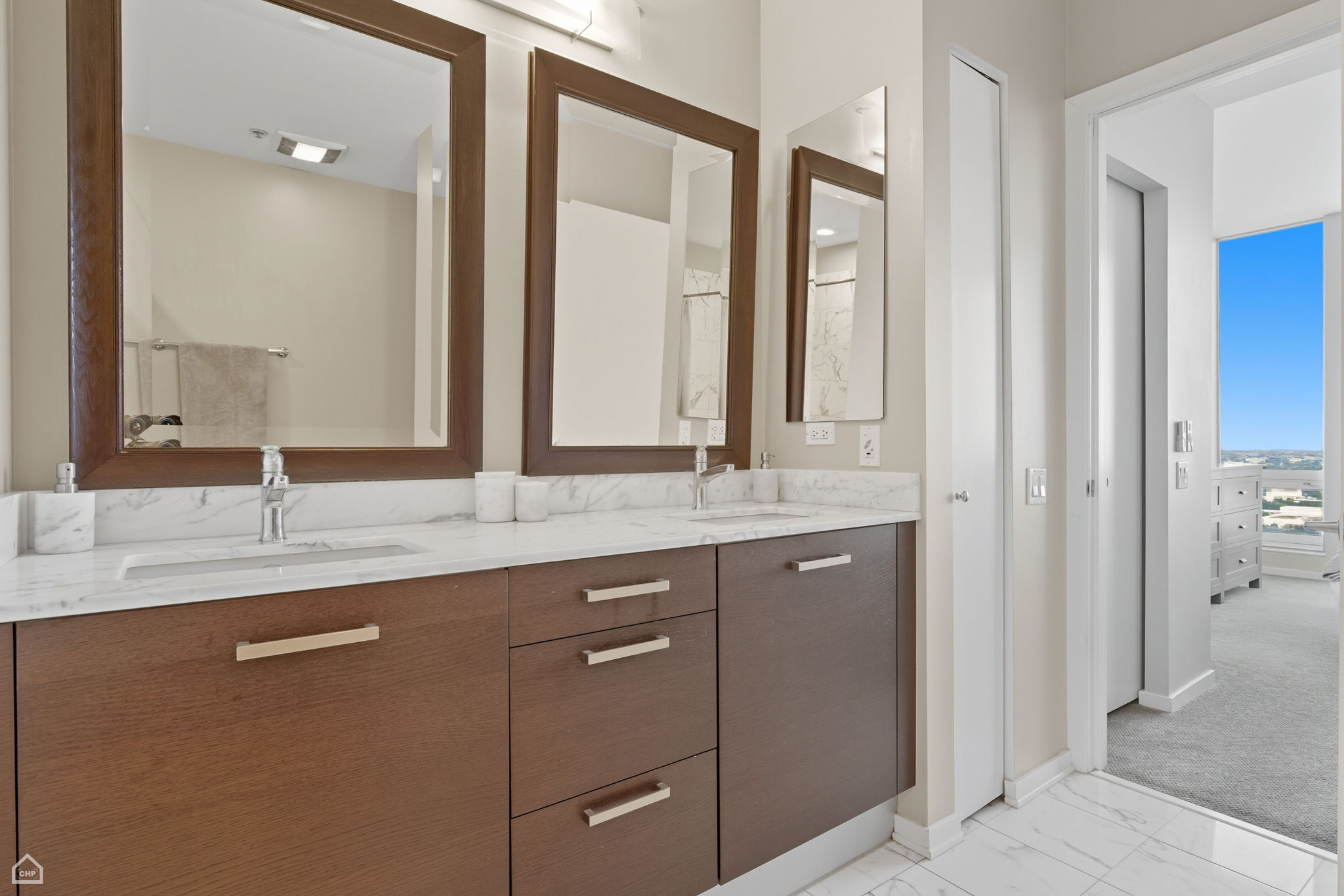 500 W Superior St 2204_091325_003