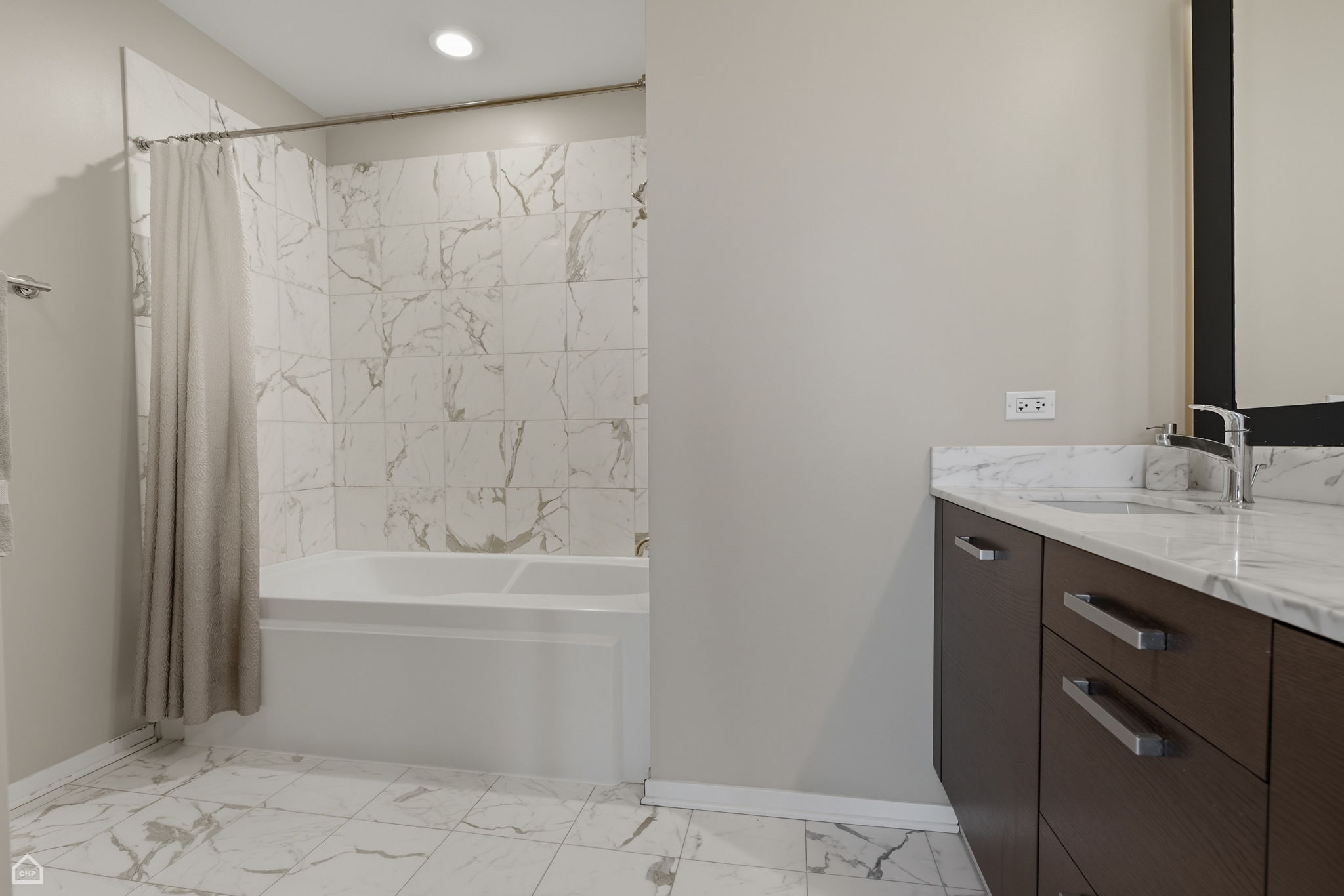 500 W Superior St 2204_091325_004