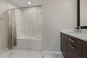 500 W Superior St 2204_091325_004