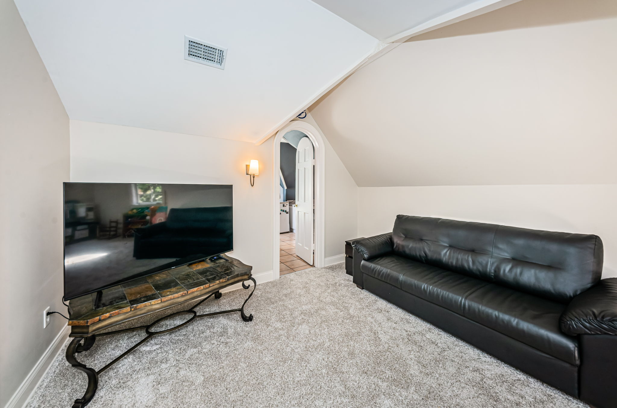 Upper Level Guest Bedroom1d