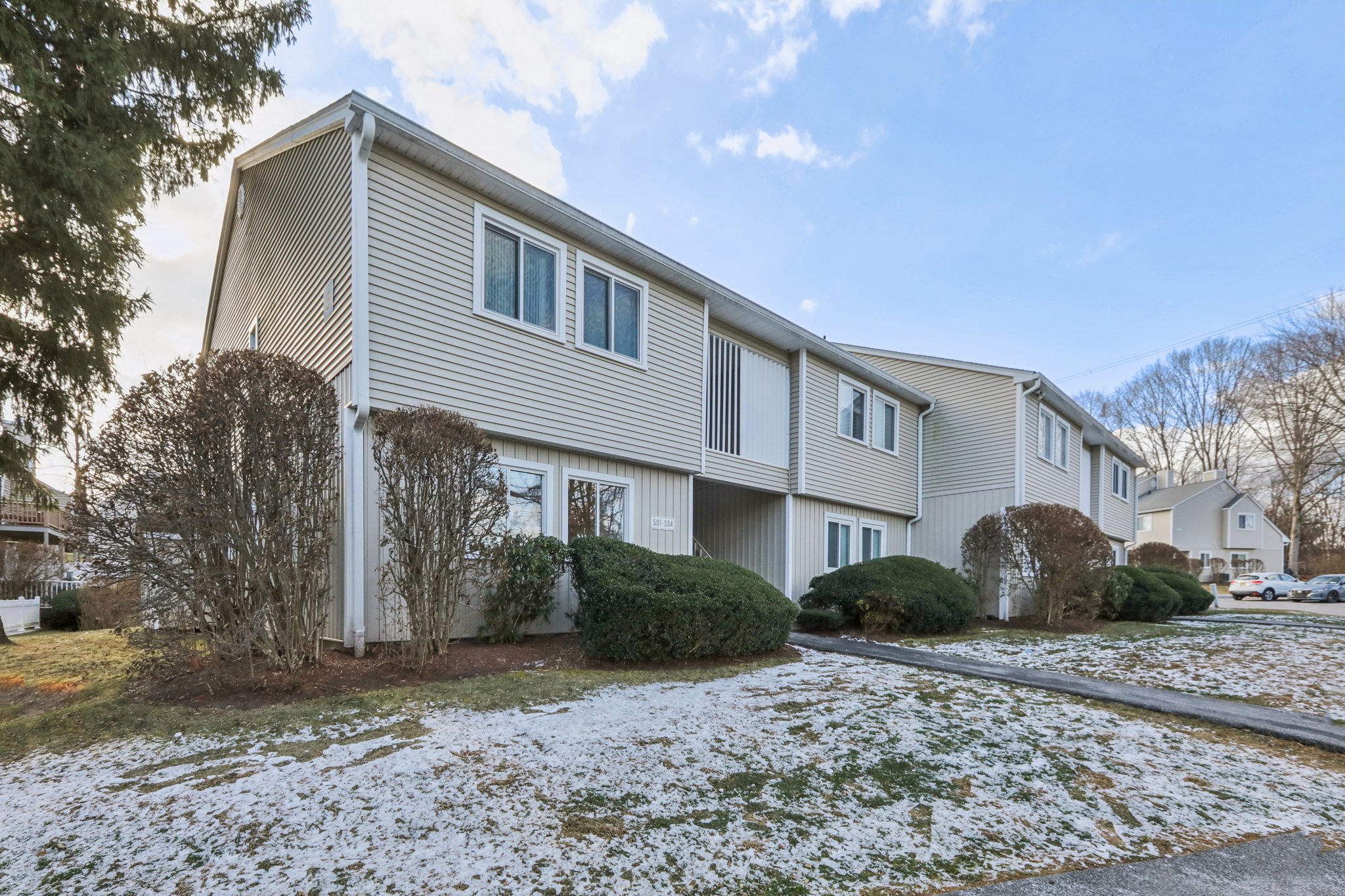 High Meadow Ln 501-002.jpg