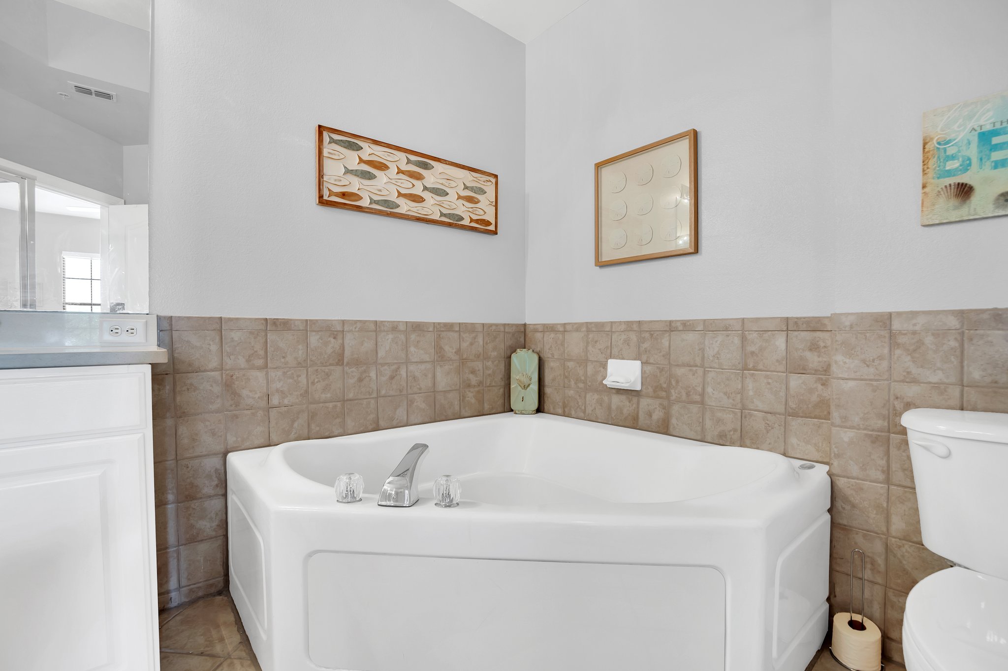 Master Bath - corner soaking tub